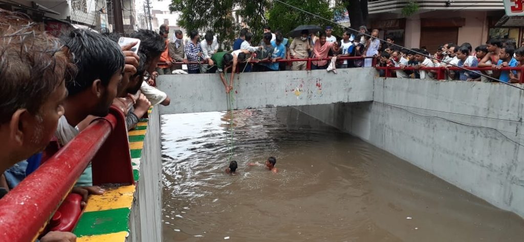 Varanasi: दिन दहाडे बदमाशों ने दो लोगों को उतार मौत के घाट
