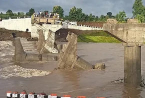 madhya pradesh: सिवनी में करोड़ों की लागत से बना पुल बारिश में बहा