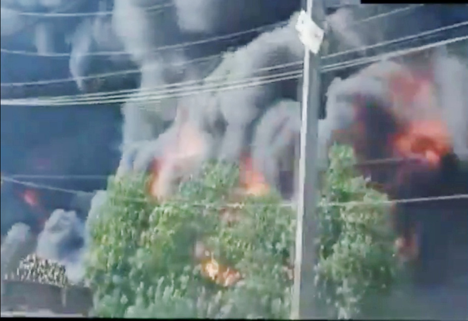 Agra : दो केमिकल फैक्ट्रियों में लगी भीषण आग......देखे वीडियो 