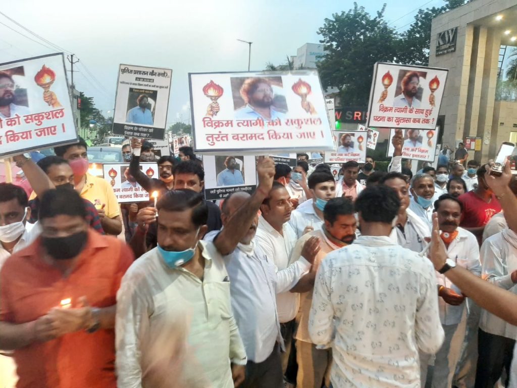 Vikram Tyagi अपहरणकांड, पुलिस की नाकामी के खिलाफ निकाला कैंडल मार्च