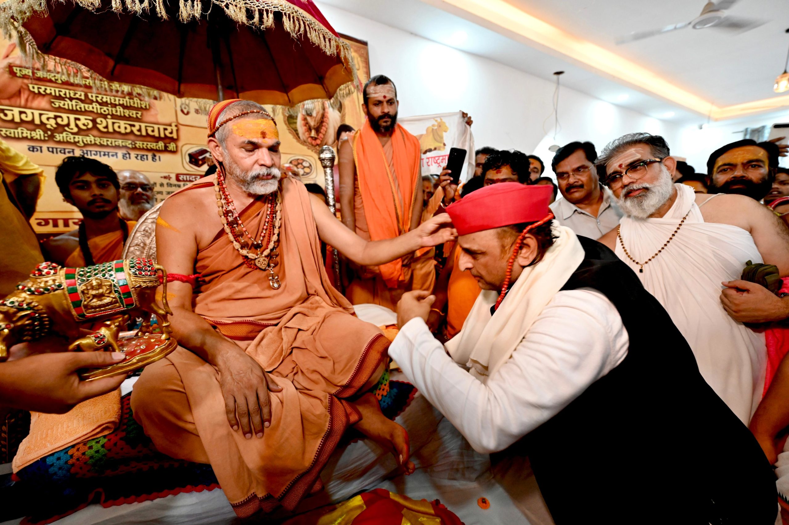ज्योतिषपीठाधीश्वर शंकराचार्य स्वामी अविमुक्तेश्वरानंद सरस्वती से मिले सपा प्रमुख