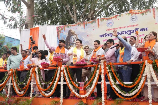 गाजियाबाद विकास प्राधिकरण ने कांवड़ श्रद्धालुओं पर पुष्पवर्षा कर किया भव्य स्वागत
