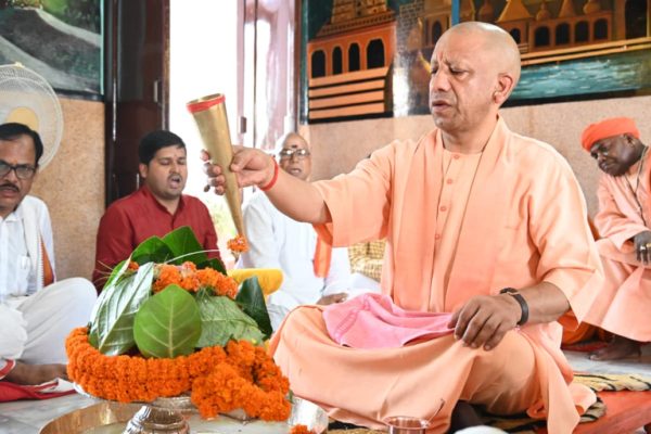 सावन के दूसरे सोमवार सीएम योगी ने किया रुद्राभिषेक